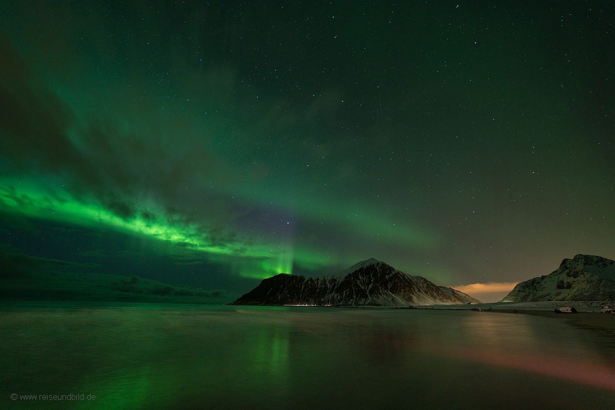 Strand mit Spiegelung Polarlicht Lofoten Norwegen 3