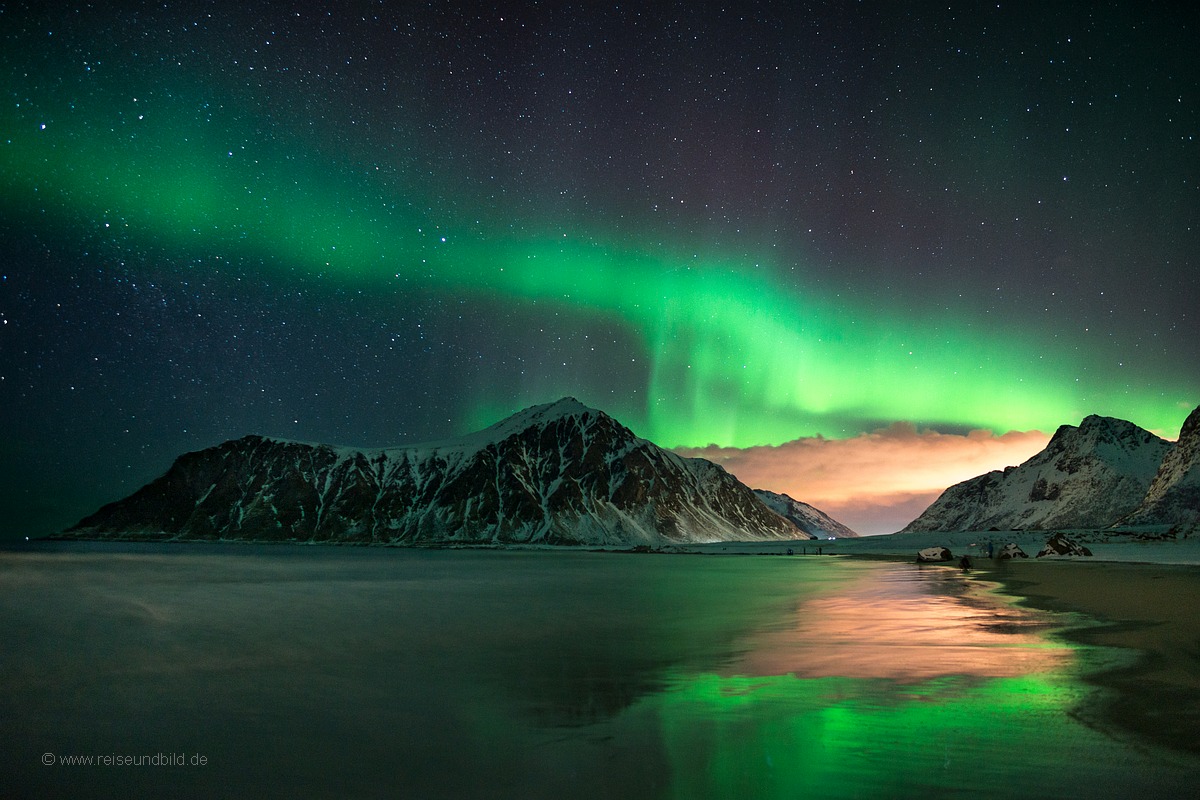 Strand mit Spiegelung Polarlicht Lofoten 2