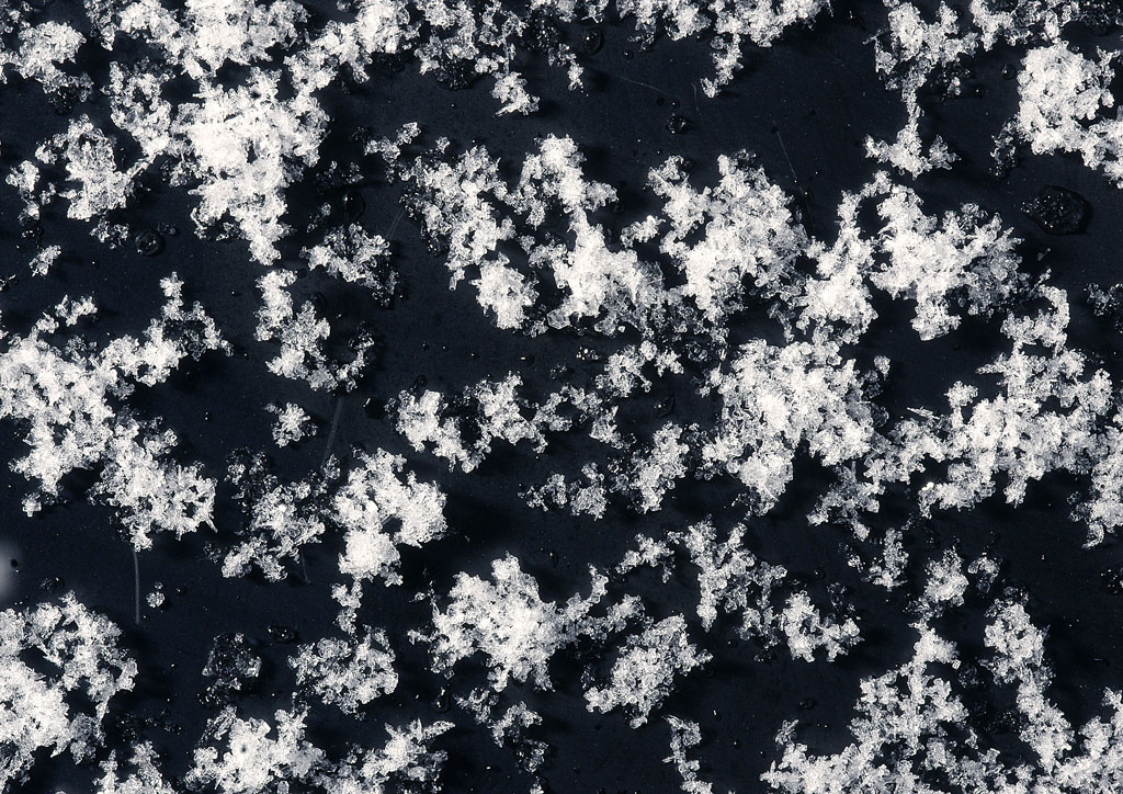 Schnee auf Blech