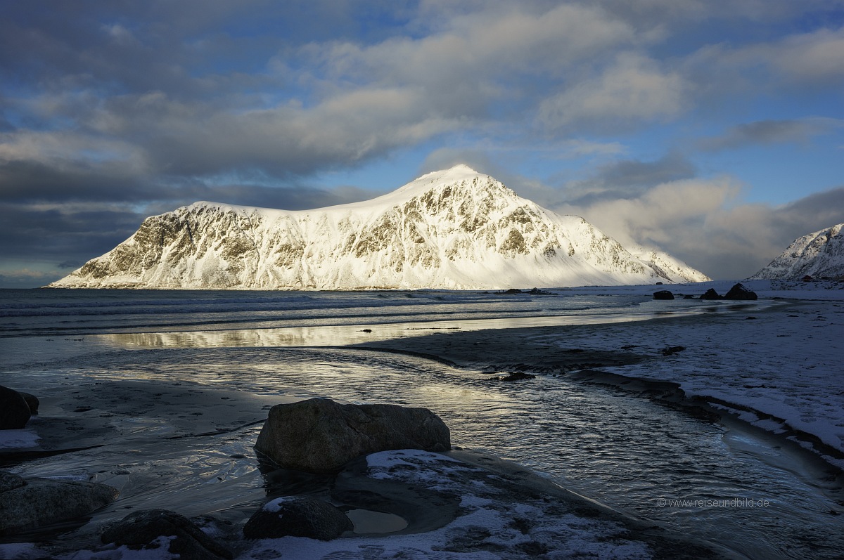 Strand mit Spiegelung Lofoten 1