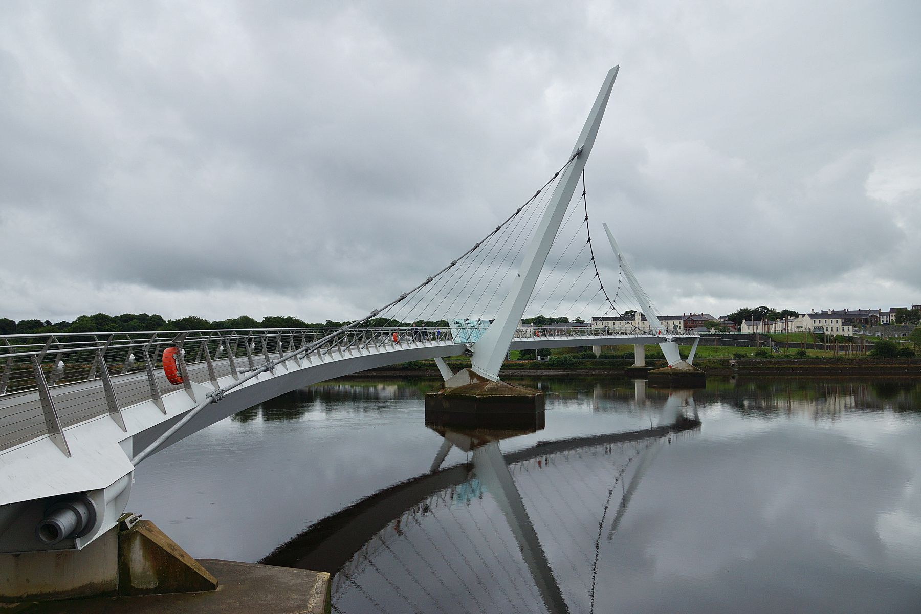 Peace Bridge in Derry, Nordirland (1)