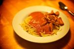 Spaghetti mit Tomatensoße und angebratener Wurst