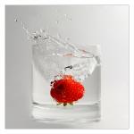 Erdbeere in Wasser (retuschiert)