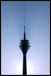 Düsseldorfer Rheinturm im Gegenlicht