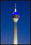 Düsseldorfer Rheinturm bei Nacht