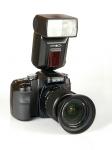 Sony alpha 100 mit Blitz 3600 HS(D) frontal