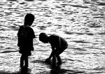 Kinder am Wasser