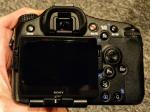 Sony Alpha 77M2 hinten