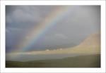 Regenbogen durch nasses Busfenster hindurch gesehen (2)