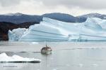 Berge, Eisberge und Boot