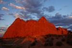 Rote Sonne auf roten Felsen