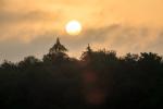 Sonnenaufgang mit Hindernissen/Wolken