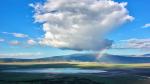 Regenwolke mit Regenbogen über der Caldera