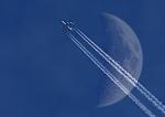 Airliner und Mond