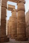 Säulen Karnak mit Mensch