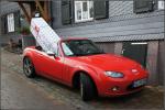 MX 5 vor Haus mit Paket