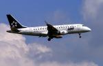 Embraer 170 der LOT in der Bemalung der Star Alliance