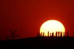 Metalhenge vor der Sonnenscheibe