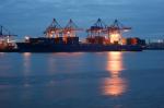 Containerschiff im Hafen Hamburg