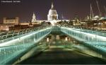 Millenium Bridge vor der St. Paul's Kathedrale