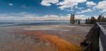 (146)	West Thumb Geyser Basin – Blick auf den Yellowstone Lake mit Steg