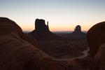 (83)	Monument Valley Duo kurz vor Sunrise mit Vordergrund