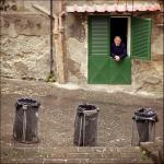 3 Mülleimer und ein Neapolitaner mit Hustenreiz