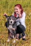 Laura mit Hund auf Sommerwiese
