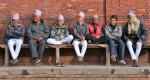 Sitzende Männer in Lalitpur (Nepal)