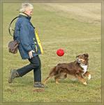 Frauchen mit Mikee und Ball