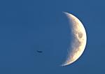 Mond und Airliner