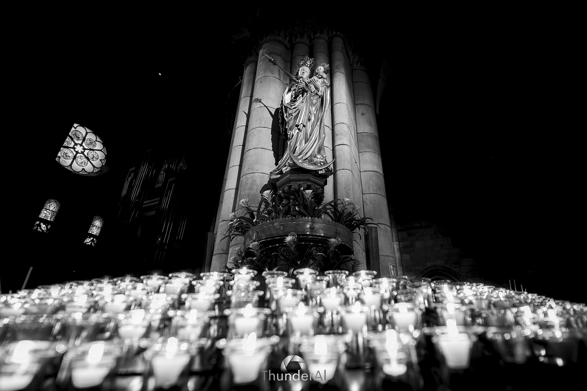 Kerzen vor Statue im Freiburger Münster