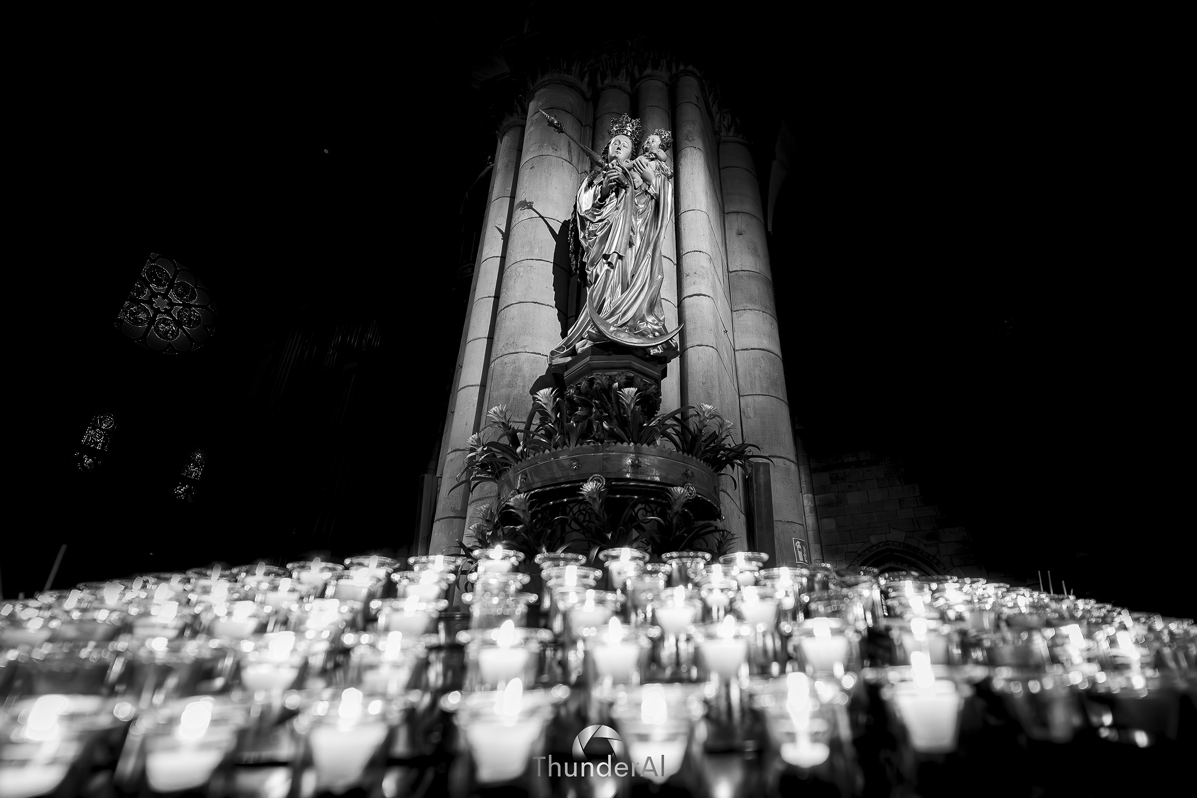 Kerzen vor Statue im Freiburger Münster mod