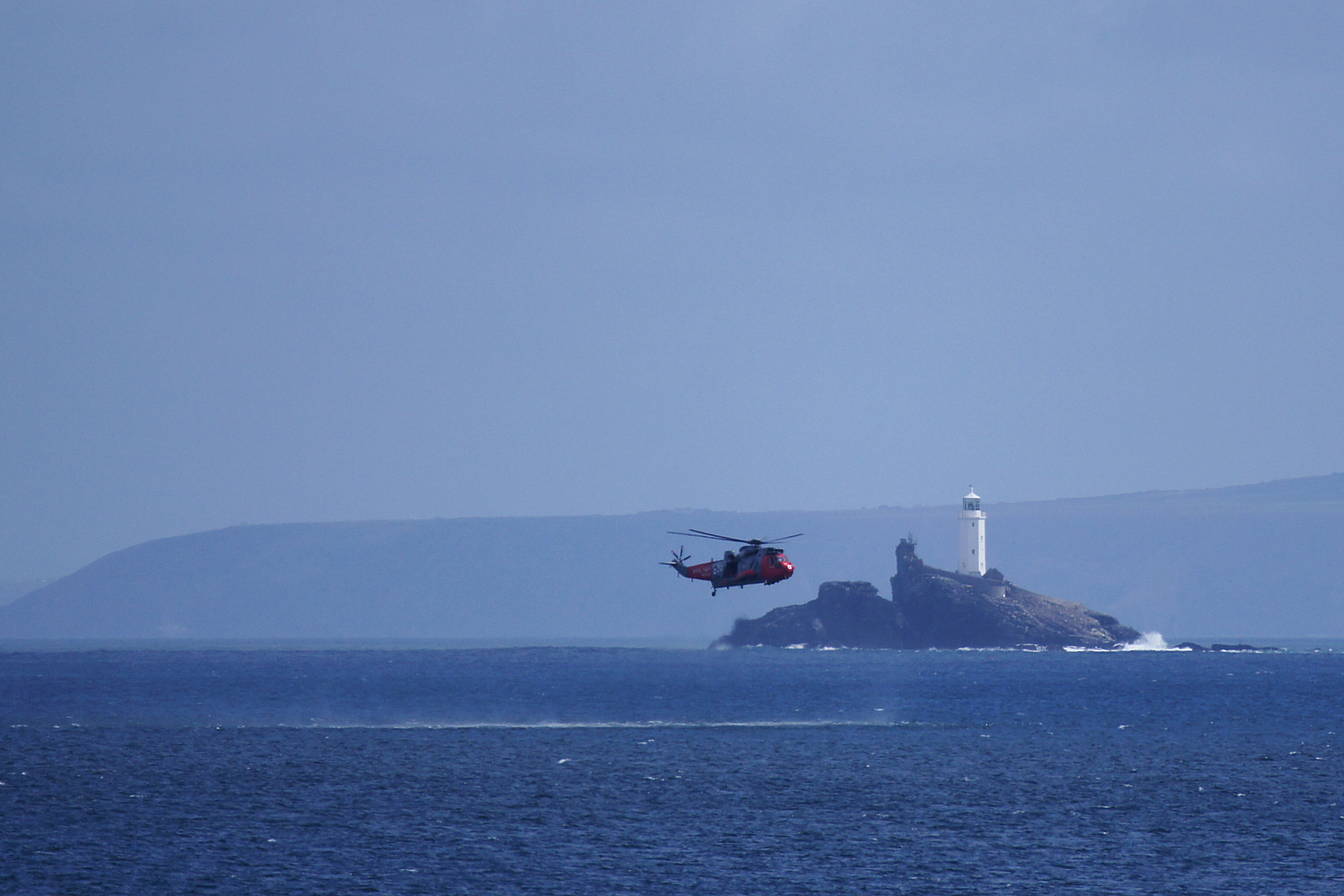 Hubschrauber vor Leuchtturm