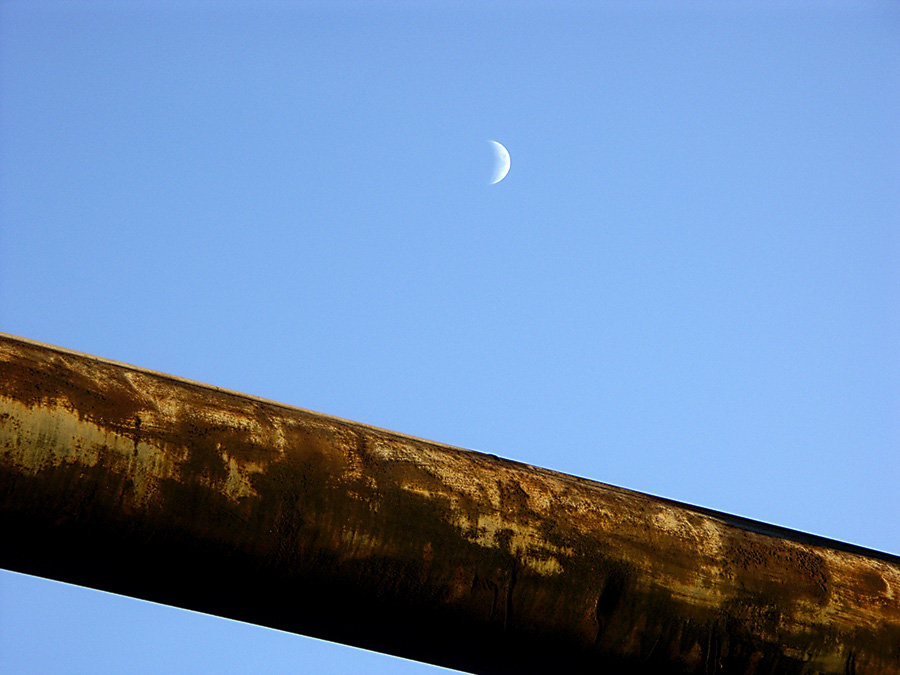 Rostiges Rohr und Mond