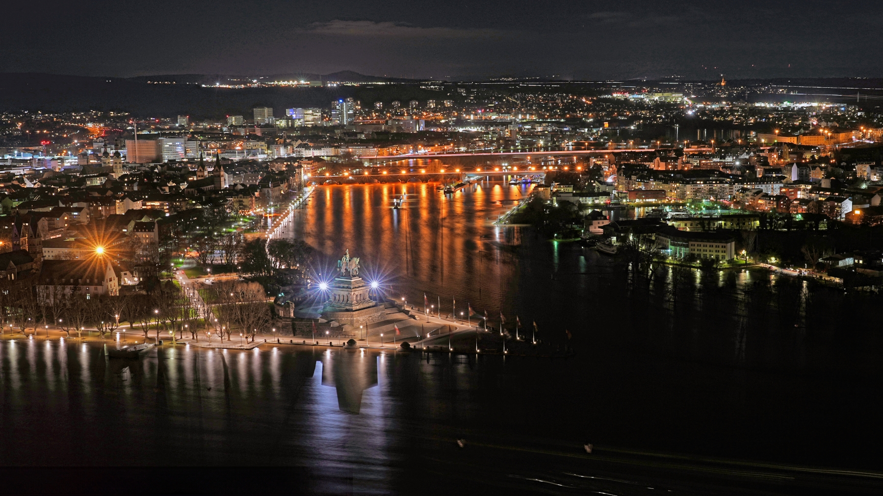 Deutsches Eck bei Nacht