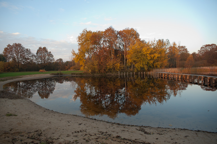 kleiner Badeteich im herbstlichen Abendlicht