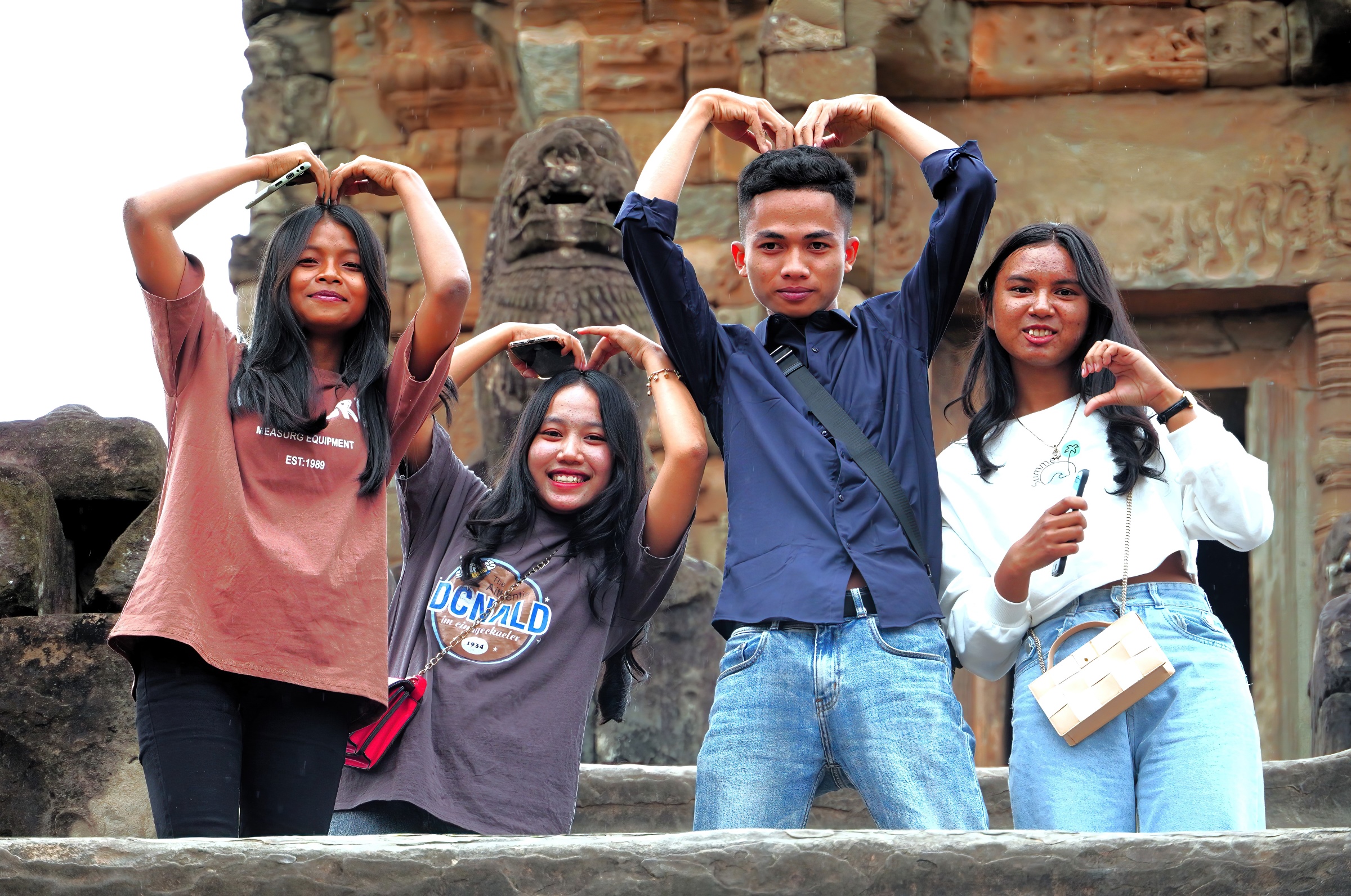 Junge Khmer vor altem Khmer-Tempel