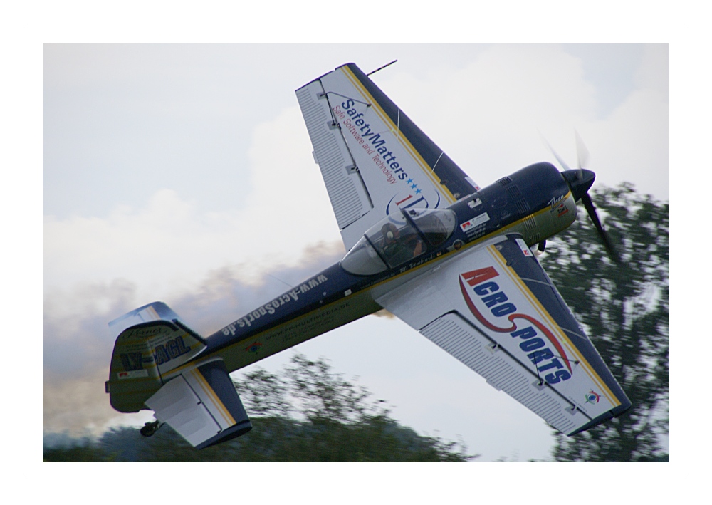 Uli Dembinski in seiner Yak 55 (3)