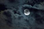 Mond hinter Wolken