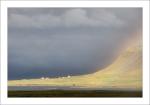 Regenbogen durch nasses Busfenster hindurch gesehen (1)