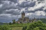 Drachen im Anflug auf die Burg Cochem