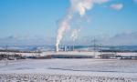 Beispielfoto Landschaft mit dem Loxia 85mm/2,4 (schneebedeckte Felder, Blick auf Kraftwerk Heilbronn)