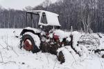 Treckerwrack im Schnee