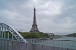 Tour Eiffel v Seine 01