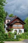 Villa im letzten Abendlicht - ein Unwetter zieht auf