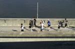 Läufergruppe auf Danaubrücke beim Einsteinmarathon Ulm