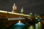 U-Bahn fährt über die Oberbaumbrücke in Berlin