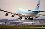 Boeing 747-400F der Korean Air Cargo kurz vor dem Touch Down