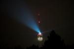 Fernsehturm bei Nacht und Nebel